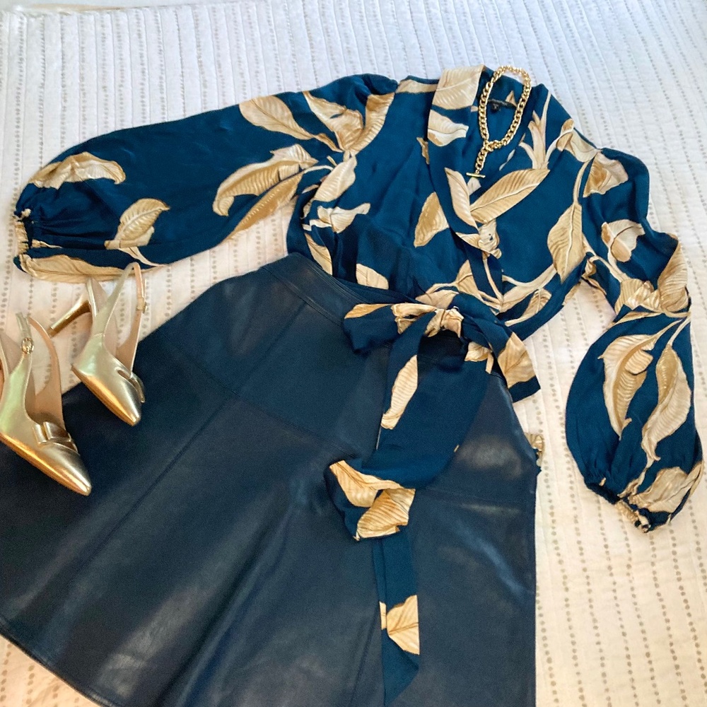 SALE! Banana Republic Wrap Tie Blouse Teal Gold Leaf Blouse Work Money Sz S